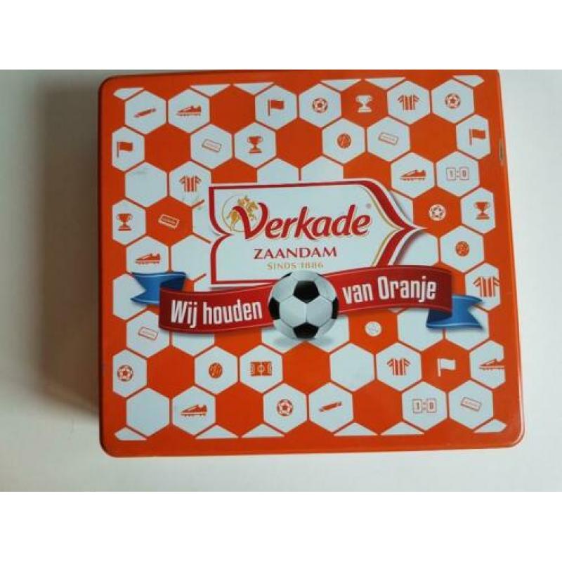 Verkade voetbalblik, ca. 23,5 x 22,5 cm. zgan