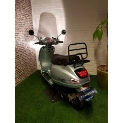 Zo goed als nieuw AGM VX50 euro4 snorscooter vespa look 2019