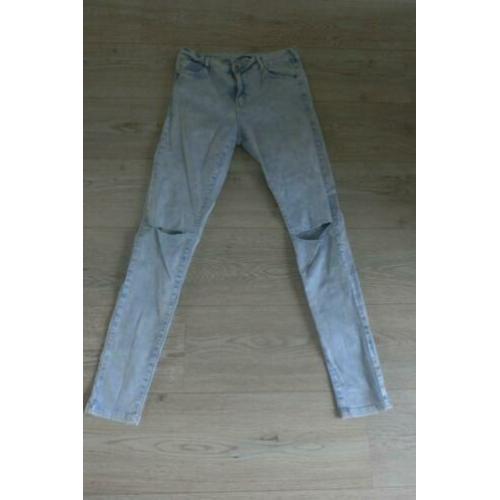 Bershka jeans maat 40 skinny fit met knie scheuren