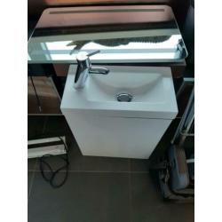 Badkamer/ wc meubel met Hansgrohe kraan en verlichte spiegel