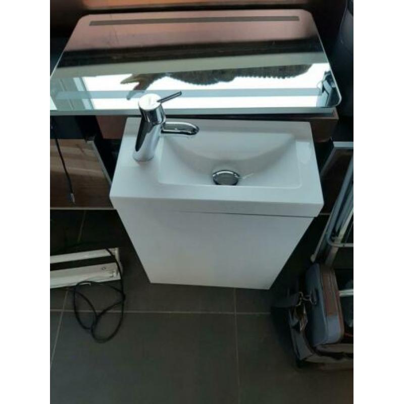 Badkamer/ wc meubel met Hansgrohe kraan en verlichte spiegel