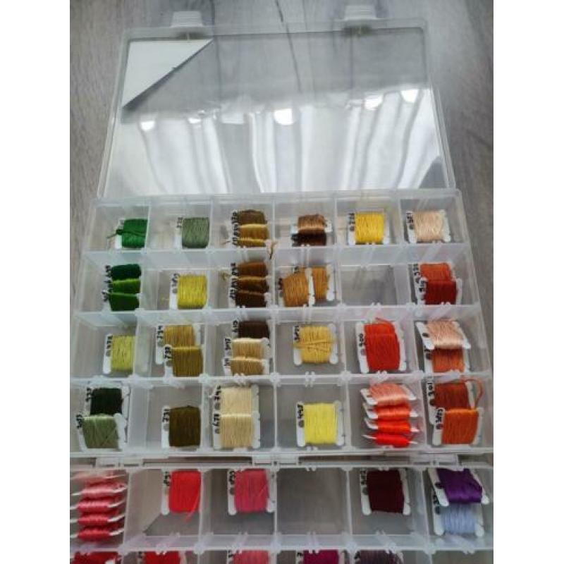 3 x 24 vakken doos met 142 bobbins dmc borduurgaren