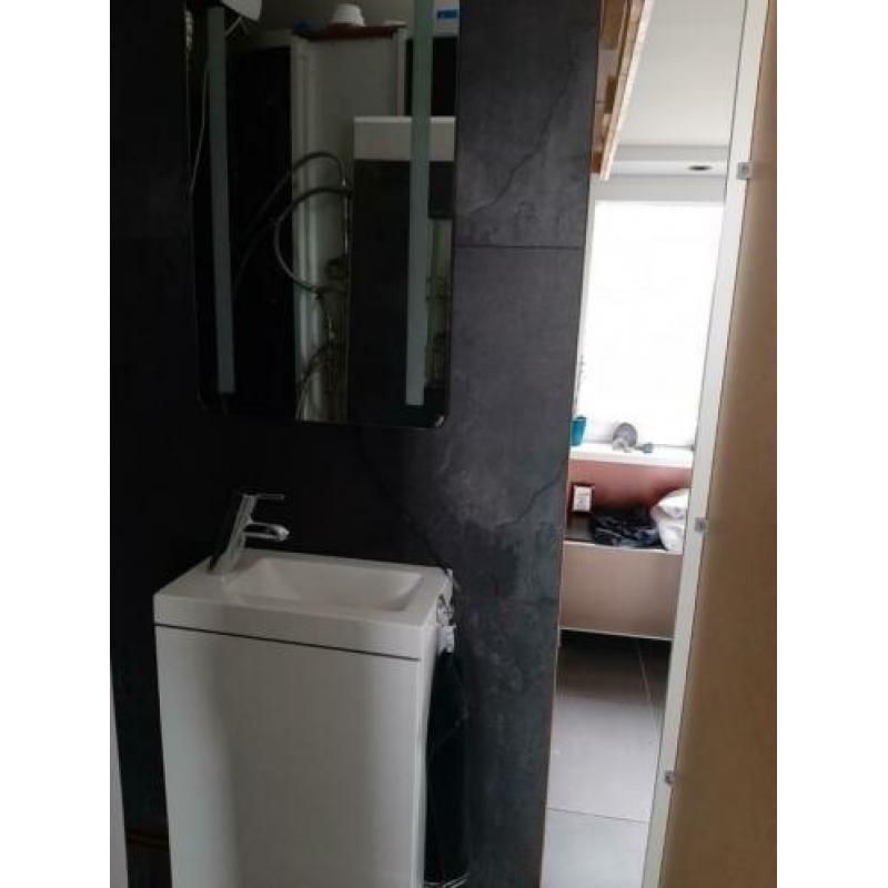 Badkamer/ wc meubel met Hansgrohe kraan en verlichte spiegel