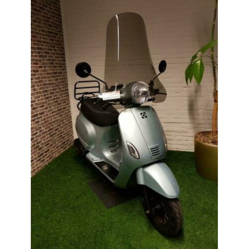 Zo goed als nieuw AGM VX50 euro4 snorscooter vespa look 2019
