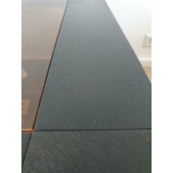 Zwarte hoektafel met smoke glasplaten.