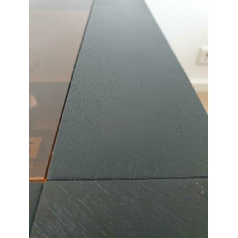 Zwarte hoektafel met smoke glasplaten.