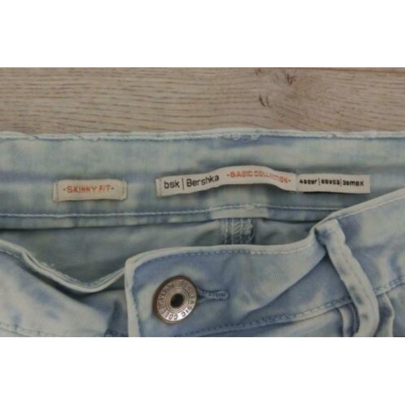 Bershka jeans maat 40 skinny fit met knie scheuren