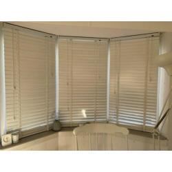 Wit houten luxaflex in goede staat 2 stuks
