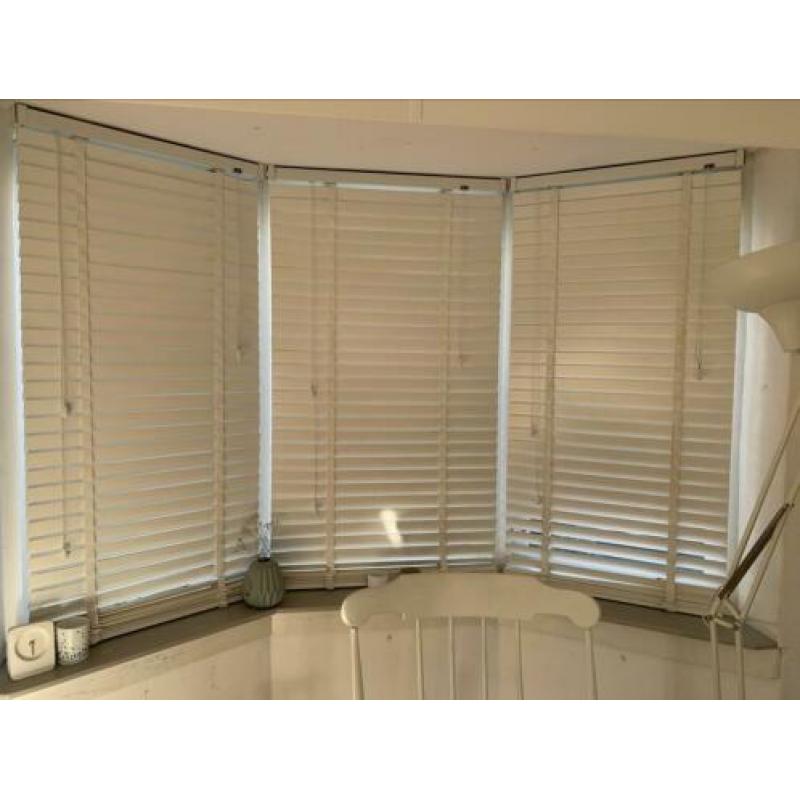 Wit houten luxaflex in goede staat 2 stuks