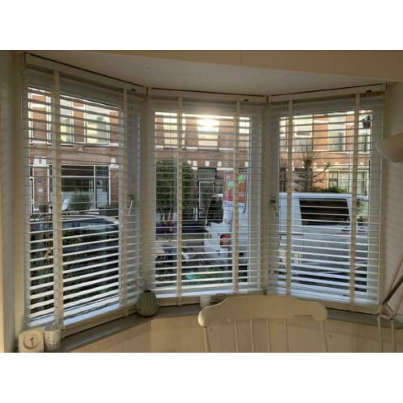 Wit houten luxaflex in goede staat 2 stuks