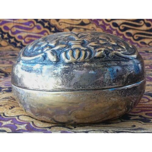 Antiek silverplate doosje uit Engeland met bloemen 9,2 cm.