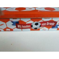 Verkade voetbalblik, ca. 23,5 x 22,5 cm. zgan