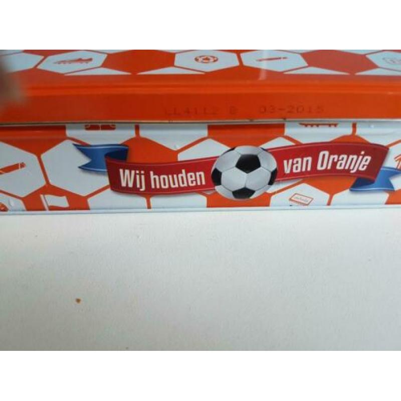 Verkade voetbalblik, ca. 23,5 x 22,5 cm. zgan