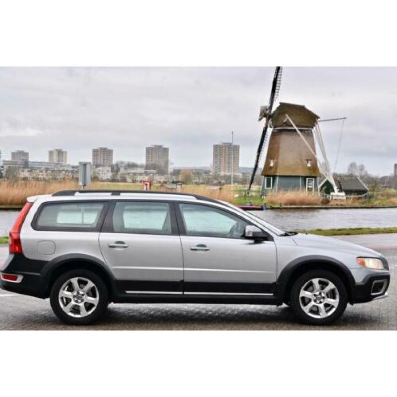Volvo XC70 2.4 D5 Momentum Automaat, Leder, Volledig dealer