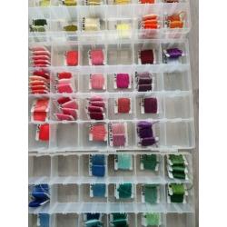 3 x 24 vakken doos met 142 bobbins dmc borduurgaren