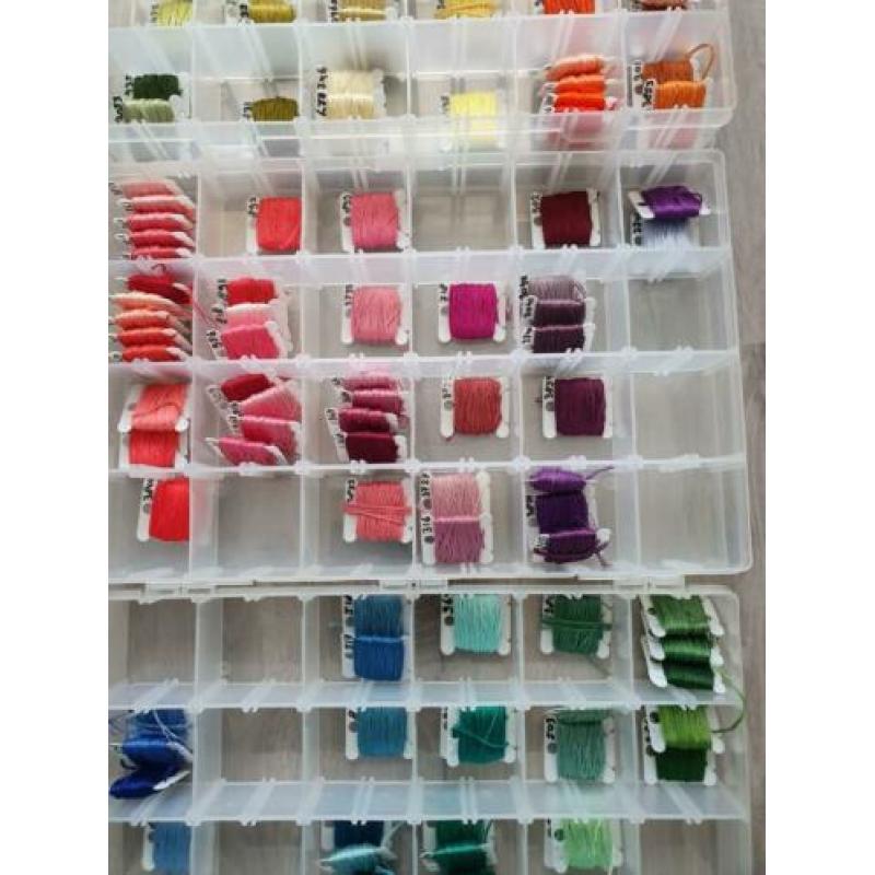 3 x 24 vakken doos met 142 bobbins dmc borduurgaren