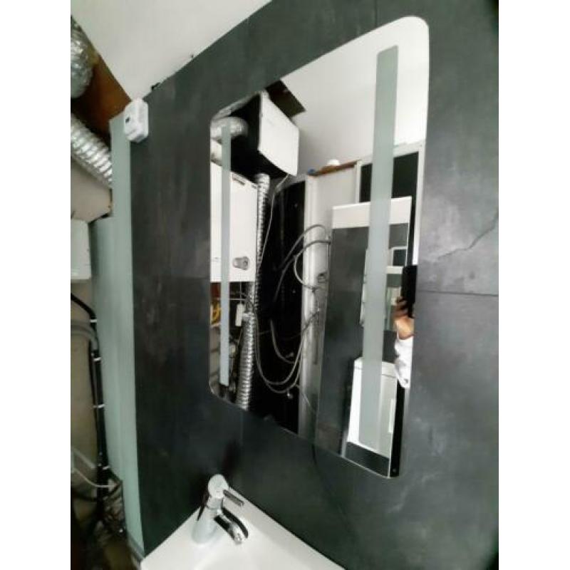 Badkamer/ wc meubel met Hansgrohe kraan en verlichte spiegel