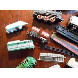 doos met niet complete wagons en 2 locomotieven