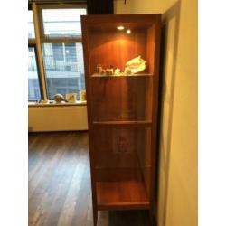 Kast met vitrines en verlichting