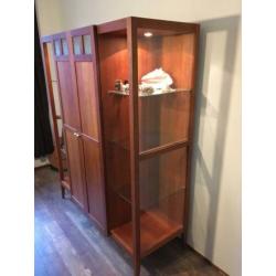 Kast met vitrines en verlichting