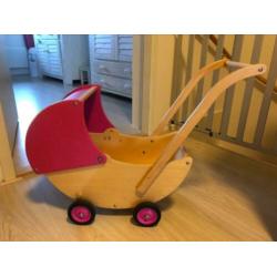 Leuke houten poppenwagen