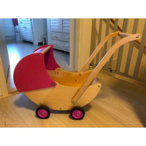 Leuke houten poppenwagen