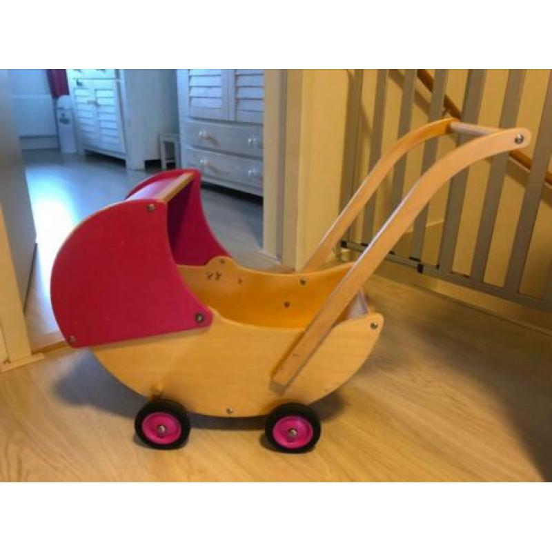 Leuke houten poppenwagen