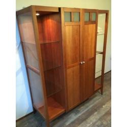 Kast met vitrines en verlichting