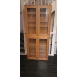 2 vitrine kasten de maten zijn 80.bij 92 en 28 diep