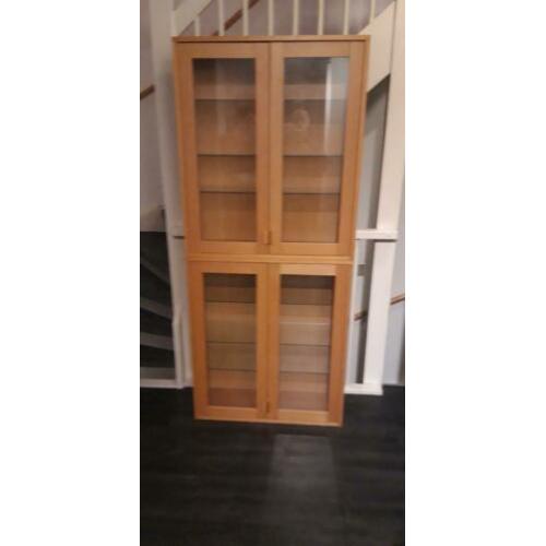 2 vitrine kasten de maten zijn 80.bij 92 en 28 diep