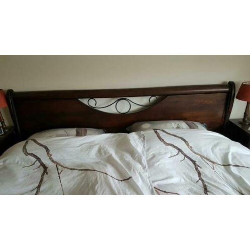 Koloniaal landelijk bed en 2 nachtkastjes