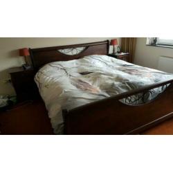 Koloniaal landelijk bed en 2 nachtkastjes
