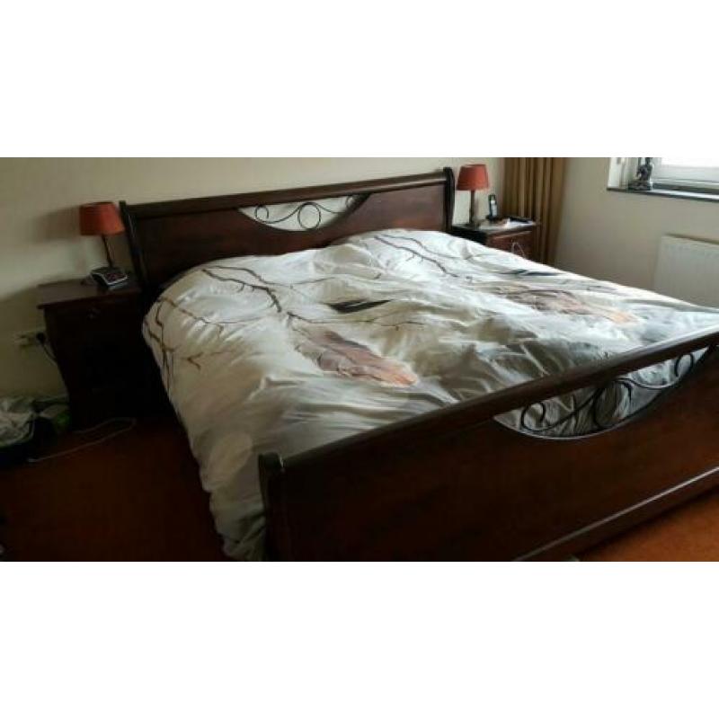 Koloniaal landelijk bed en 2 nachtkastjes