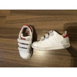 Adidas, tom’s, nike en nike. 4 paar schoentjes maat 23 / 24