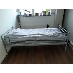 Zilverkleurig 1 persoonsbed+matras+lat.bodem Ikea unisex