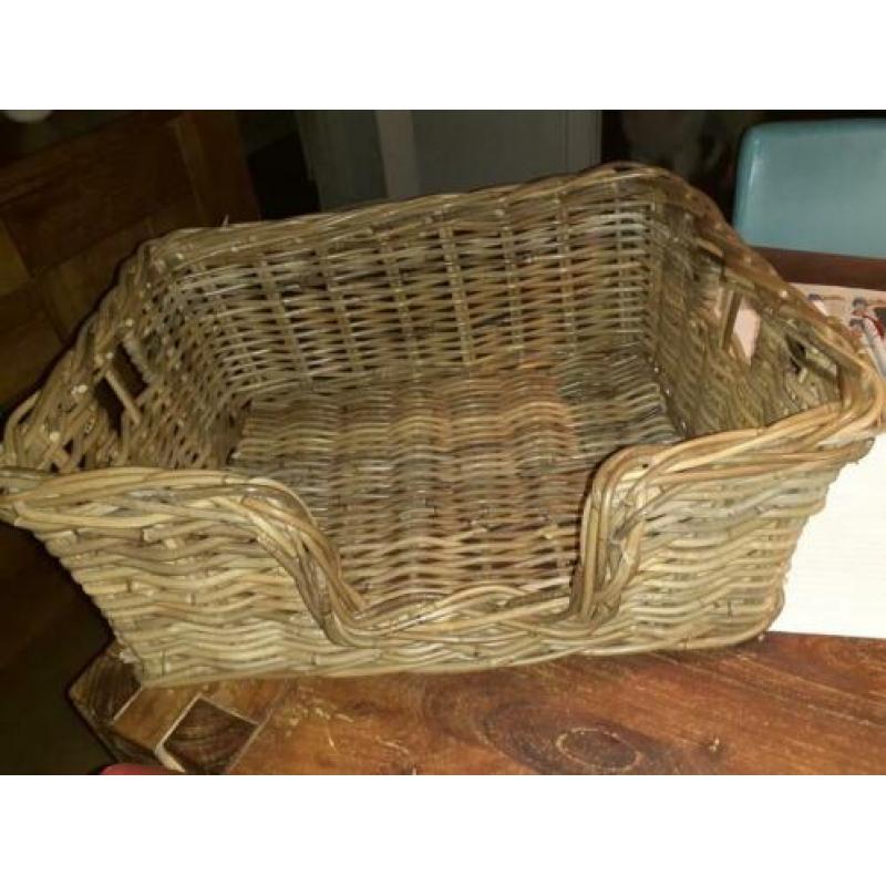 Stevige rotan mand voor klein hondje of katten