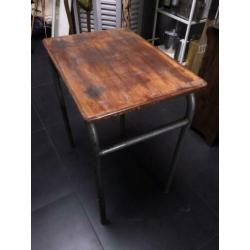 Prachtige bijzettafel , metalen frame en gelakt bovenblad
