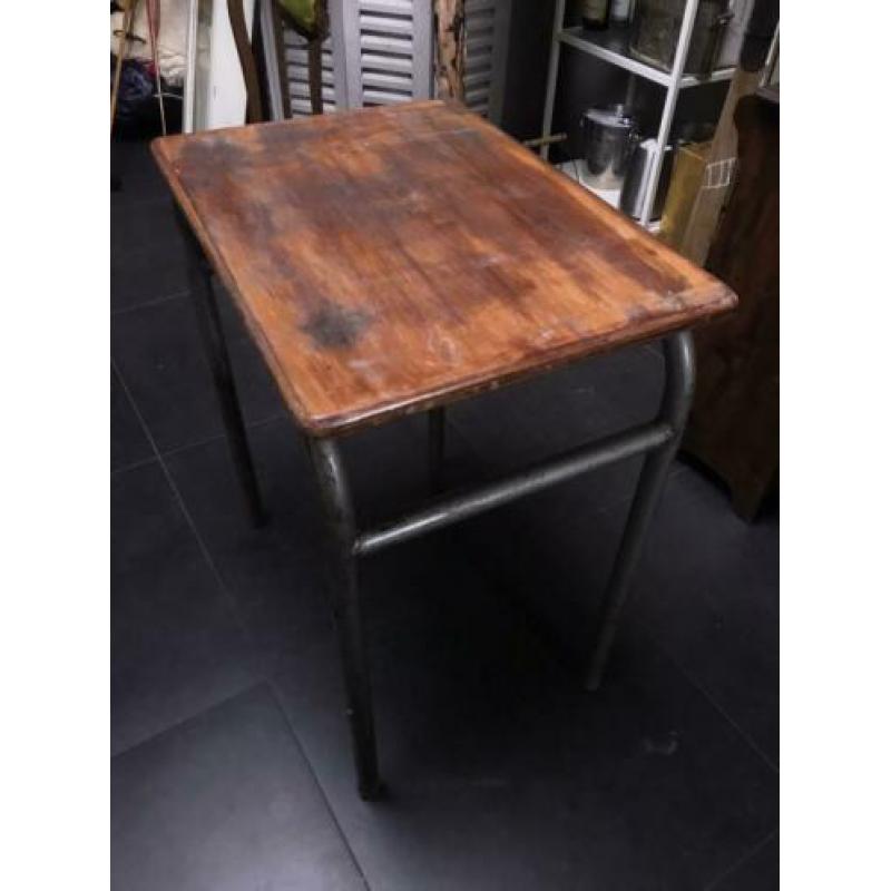 Prachtige bijzettafel , metalen frame en gelakt bovenblad