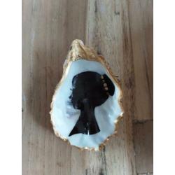 Handbeschilderde oester 'vrouw met opgestoken haar'
