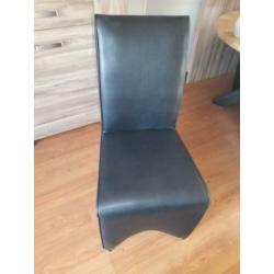 eettafel en stoelen