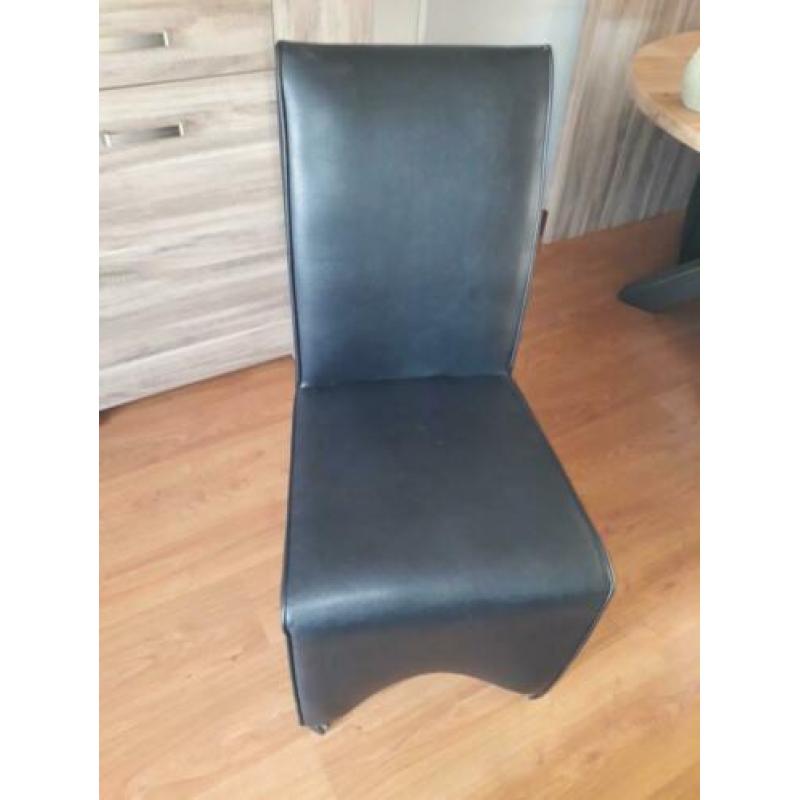 eettafel en stoelen