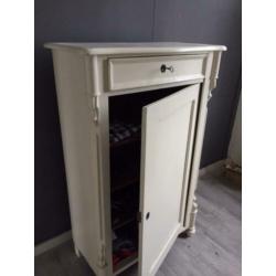 Oude kast met lade en planken