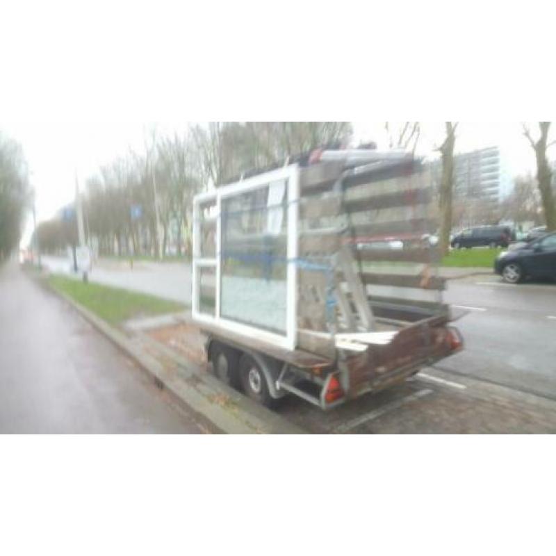 Twee stuks kunststofkozijnen.