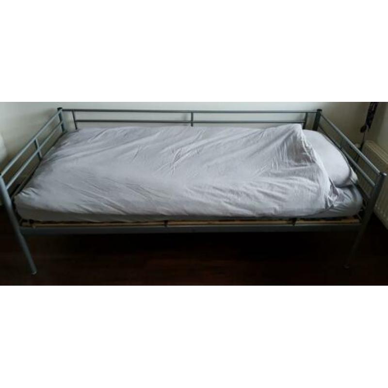 Zilverkleurig 1 persoonsbed+matras+lat.bodem Ikea unisex