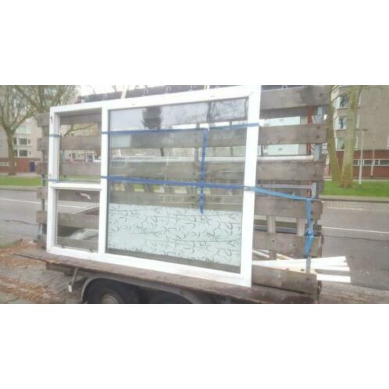 Twee stuks kunststofkozijnen.