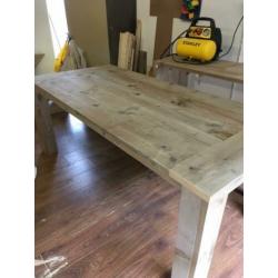 Eettafel van verouderd steigerhout