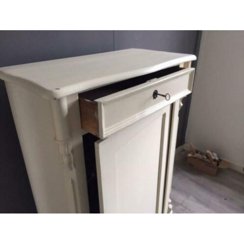 Oude kast met lade en planken