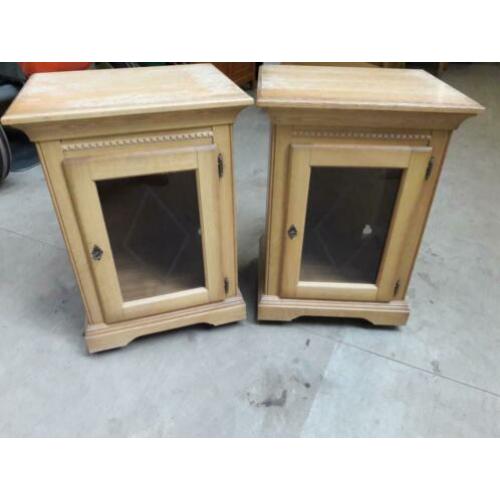 2 kastjes met glas deurtjes, blank eiken hout