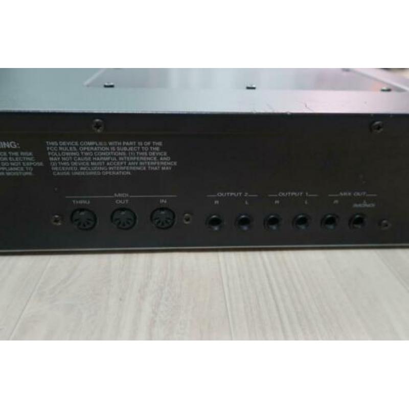 Roland JV-1080 met 4 (!) expansion boards