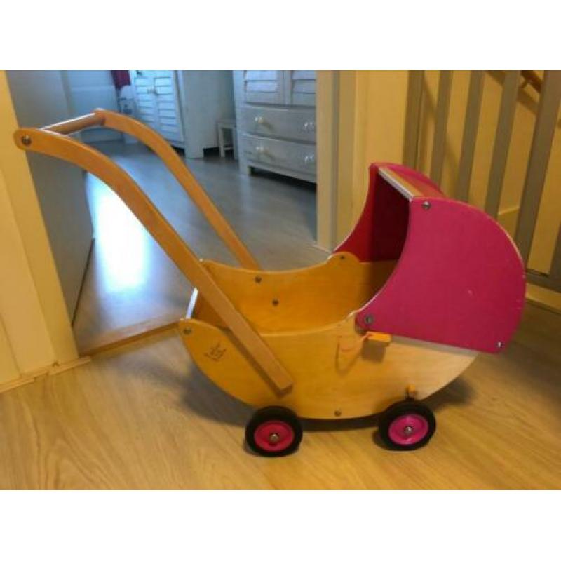 Leuke houten poppenwagen
